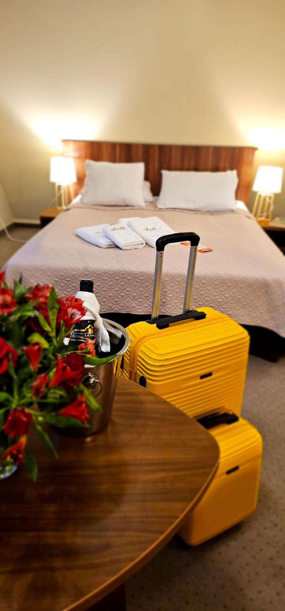 Hotel Siesta Świebodzin Buitenkant foto