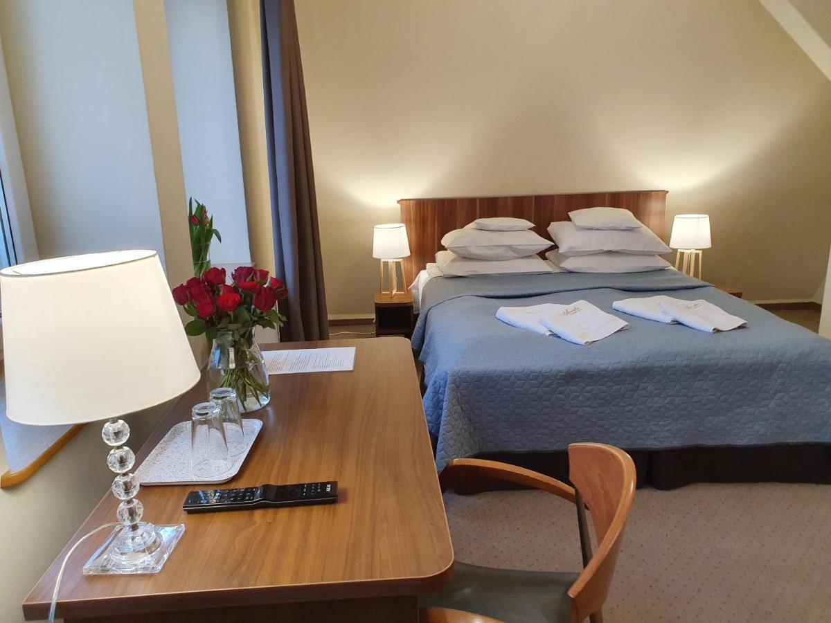 Hotel Siesta Świebodzin Buitenkant foto